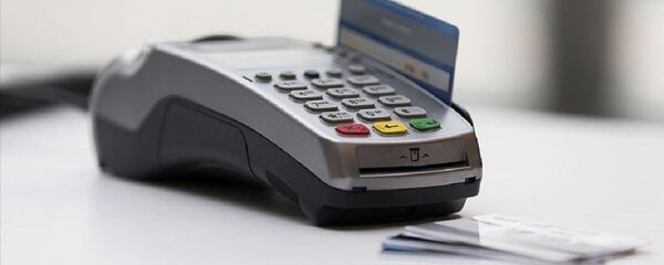 Kredi kartı, pos cihazı - Sputnik Türkiye
