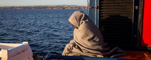 Akdeniz'de sivil toplum örgütü Sea Watch tarafından kurtarılan bir mülteci - Sputnik Türkiye