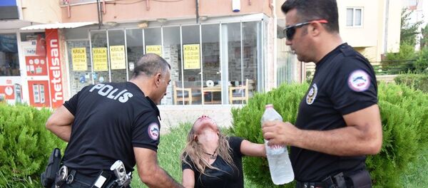 Antalya'da polisin 'dur' ihtarına uymayarak aralarında ekip otosunun da bulunduğu 5 araca çarpan 2.40 promil alkollü sürücü Rüya E., kendisini aracına kilitleyerek polise zor anlar yaşattı. Sıcaktan bunalıp araçtan inen sürücü, götürüldüğü hastaneden de kaçmaya kalkıştı. Rüya E. ilk ifadesinde kaza yapamadığını iddia ederek, Ben otomobillere çarpmadım, onları öptüm dedi. Antalya'da polisin 'dur' ihtarına uymayarak aralarında ekip otosunun da bulunduğu 5 araca çarpan 2.40 promil alkollü sürücü Rüya E., kendisini aracına kilitleyerek polise zor anlar yaşattı. Sıcaktan bunalıp araçtan inen sürücü, götürüldüğü hastaneden de kaçmaya kalkıştı. Rüya E. ilk ifadesinde kaza yapamadığını iddia ederek, Ben otomobillere çarpmadım, onları öptüm dedi. - Sputnik Türkiye