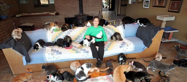 Kedili kadın - Sputnik Türkiye