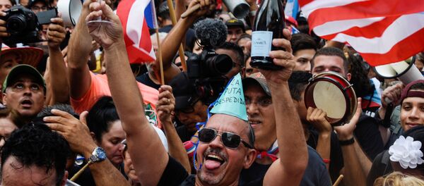 Porto Rikolular ısrarlı protestoların ardından 2 Ağustos 2019'da Vali Ricardo Rossello'nun istifa etmesini çılgınce kutlarken - Sputnik Türkiye