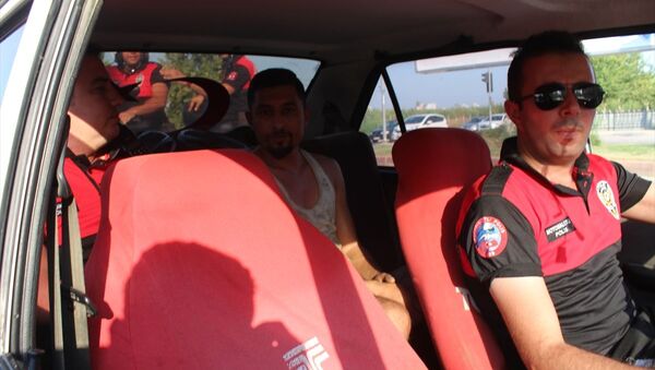 Adana'da trafikten men edilmiş, üzerinde haciz bulunan otomobil sahte plaka takılmış halde trafikte ele geçirildi. Polis, araç sürücüsü ve sahibi Fatih K'ya ehliyetsiz araç kullanma ve sahte plaka nedeniyle 9 bin lira ceza kesti. - Sputnik Türkiye