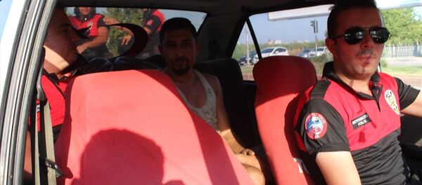 Adana'da trafikten men edilmiş, üzerinde haciz bulunan otomobil sahte plaka takılmış halde trafikte ele geçirildi. Polis, araç sürücüsü ve sahibi Fatih K'ya ehliyetsiz araç kullanma ve sahte plaka nedeniyle 9 bin lira ceza kesti. - Sputnik Türkiye