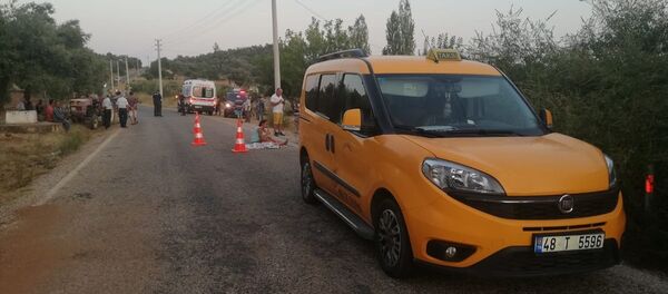 Muğla'nın Menteşe ilçesinde 3 yaşındaki kız çocuğu, doğum gününden bir gün sonra ticari taksinin çarpması sonucu yaşamını yitirdi. - Sputnik Türkiye