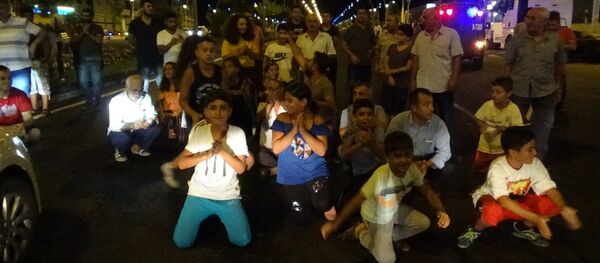 Diyarbakır’da trafik kazası sonrası çocuklar yolu trafiğe kapattı, sinyalizasyon sistemi yapılmasını istedi - Sputnik Türkiye