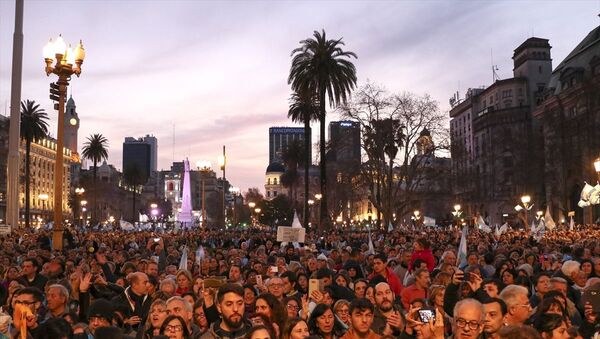 Arjantin'in başkenti Buenos Aires'te binlerce kişi Devlet Başkanı Mauricio Macri'ye destek gösterisi düzenledi. Göstericiler, şehrin merkezindeki Obelisco Dikilitaşında toplanarak Devlet Başkanlığı Binası Casa Rosada'ya kadar yürüdü. - Sputnik Türkiye