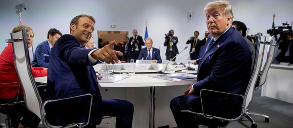 French President Emmanuel Macron and President Donald Trump participate in a G-7 Working Session on the Global Economy, Foreign Policy, and Security Affairs the G-7 summit in Biarritz, France August 25, 2019. Andrew Harnik/Pool via REUTERS - Sputnik Türkiye
