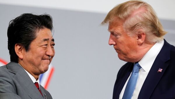 ABD Başkanı Donald Trump ile Japonya Başbakanı Şinzo Abe - Sputnik Türkiye