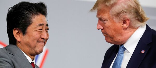 ABD Başkanı Donald Trump ile Japonya Başbakanı Şinzo Abe - Sputnik Türkiye