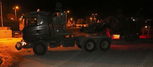 Türk Silahlı Kuvvetleri (TSK) tarafından Suriye sınırındaki askeri birliklere zırhlı araç ve mühimmat takviyesi yapıldı. - Sputnik Türkiye