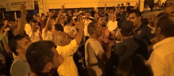 Bursa’da 250 kişilik grup 'uyuşturucu ticareti ve fuhuş yapan' kadının evine saldırdı - Sputnik Türkiye