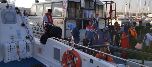 İzmir'de 69 düzensiz göçmen yakalandı - Sputnik Türkiye