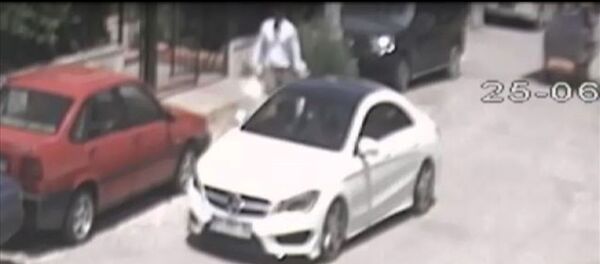 Adana'da banka ve kurumlar arası para transferi gerçekleştiren firmadan nakil için yükleme yapıldığı sırada güvenlik sorumlusunun 4 milyon 795 bin avroyu çalıp anlaştığı kişilerin aracına binerek kaçması ve saklandığı adreste yakalanmasıyla ilgili yeni fotoğraf ve görüntüler ortaya çıktı. Güvenlik şefi Burak E, paranın olduğu iki çuvalla kendisini bekleyen araca biniyor. Adana'da banka ve kurumlar arası para transferi gerçekleştiren firmadan nakil için yükleme yapıldığı sırada güvenlik sorumlusunun 4 milyon 795 bin avroyu çalıp anlaştığı kişilerin aracına binerek kaçması ve saklandığı adreste yakalanmasıyla ilgili yeni fotoğraf ve görüntüler ortaya çıktı. Güvenlik şefi Burak E, paranın olduğu iki çuvalla kendisini bekleyen araca biniyor. - Sputnik Türkiye