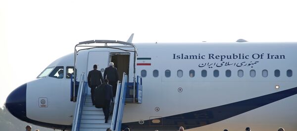 İran Dışişleri Bakanı Cevad Zarif, Fransa'nın daveti üzerine G7 zirvesine sürpriz bir ziyaret gerçekleştirdi. İran Dışişleri Bakanı Cevad Zarif, Fransa'nın daveti üzerine G7 zirvesine sürpriz bir ziyaret gerçekleştirdi. - Sputnik Türkiye