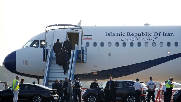 İran Dışişleri Bakanı Cevad Zarif, Fransa'nın daveti üzerine G7 zirvesine sürpriz bir ziyaret gerçekleştirdi. - Sputnik Türkiye