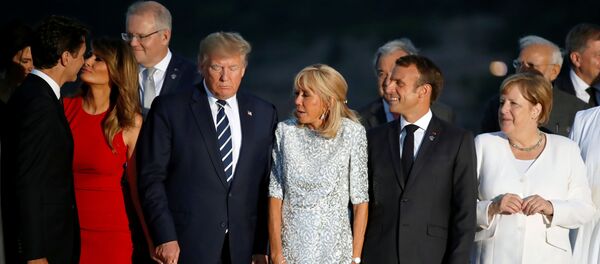 G7 zirvesi aile fotosu çekimi sırasında Melania Trump, Justin Trudeau'nun yanağına öpücük kondururken - Sputnik Türkiye