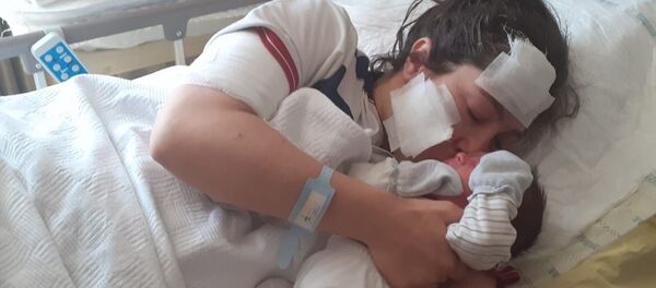 Doğum yaptığı hastanede bıçaklanan kadın, bebeğini kucağına aldı - Gaziantep Doğum yaptığı hastanede bıçaklanan kadın, bebeğini kucağına aldı - Gaziantep - Sputnik Türkiye