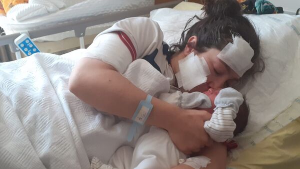 Doğum yaptığı hastanede bıçaklanan kadın, bebeğini kucağına aldı - Gaziantep - Sputnik Türkiye