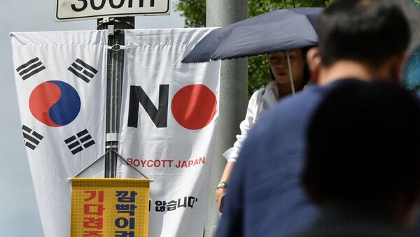 Seul'un Jung-gu bölgesindeki bir caddede asılı olan Japonya'yı boykot edin afişi - Sputnik Türkiye