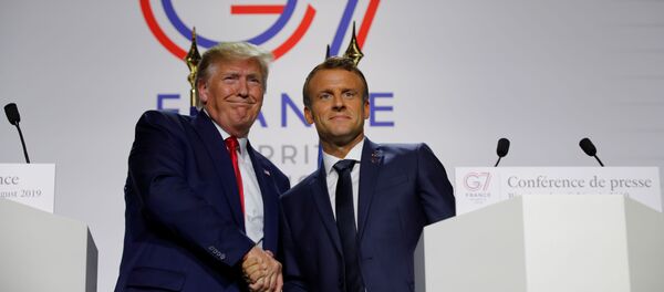 French President Emmanuel Macron shakes hands with U.S. President Donald Trump during a joint press conference at the end of the G7 summit in Biarritz, France, August 26, 2019. REUTERS/Philippe Wojazer French President Emmanuel Macron shakes hands with U.S. President Donald Trump during a joint press conference at the end of the G7 summit in Biarritz, France, August 26, 2019. REUTERS/Philippe Wojazer - Sputnik Türkiye