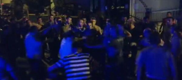 Kartal'da aynı evde yaşadığı amcasının cinsel tacizine uğradığını iddia eden genç kız, sokağa çıkıp çevredekilerden yardım istedi. Taciz iddiası üzerine sokağa dökülen mahalle sakinlerinin linç etmek istediği şüpheliyi polis zırhlı araca bindirerek kurtardı. Şüpheli gözaltına alındı. - Sputnik Türkiye