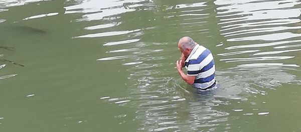 Taciz şüphelisi linçten korkup dereye atladı, bayılma numarası yaptı Taciz şüphelisi linçten korkup dereye atladı, bayılma numarası yaptı - Sputnik Türkiye