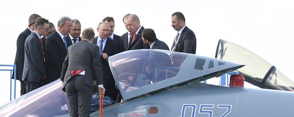 Başkent Moskova’nın hemen dışında yer alan Jukovskiy şehrinde düzenlenen MAKS-2019 Fuarı’nda Rus lider Putin ve Cumhurbaşkanı Erdoğan, Rusya’nın beşinci nesil savaş uçağı Su-57’yi inceledi. Komsomolskaya Pravda muhabiri Dmitriy Smirnov’un aktardığına göre böylelikle ‘Erdoğan, bir Su-57 uçağının kokpitine göz gezdiren ilk yabancı lider oldu.’ - Sputnik Türkiye