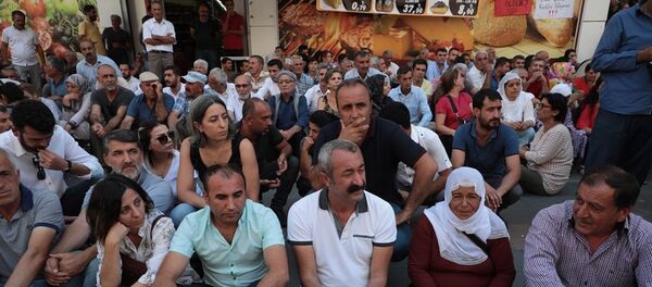 Tunceli Belediye Başkanı Fatih Mehmet Maçoğlu, Diyarbakır'daki kayyum protestosunda - Sputnik Türkiye