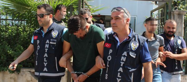 Yakınları, gasp şüphelisine Arkandayız oğlum diyerek destek verdi. - Sputnik Türkiye