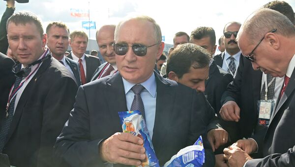 Rusya Devlet Başkanı Vladimir Putin ve Türkiye Cumhurbaşkanı Recep Tayyip Erdoğan  MAKS-2019 Havacılık ve Uzay Fuarı'nın açılışında, dondurma alıyor.  - Sputnik Türkiye