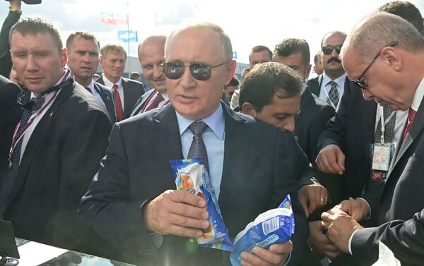 Rusya Devlet Başkanı Vladimir Putin ve Türkiye Cumhurbaşkanı Recep Tayyip Erdoğan  MAKS-2019 Havacılık ve Uzay Fuarı'nın açılışında, dondurma alıyor.  - Sputnik Türkiye
