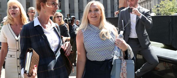 Virginia Giuffre (sağda) Jeffrey Epstein'ın ölümü nedeniyle kapanan davanın son duruşmasından çıkarken - Sputnik Türkiye