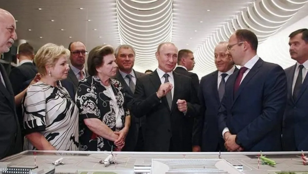 Vladimir Putin, Yuri Gagarin Havalimanı açılışında - Sputnik Türkiye