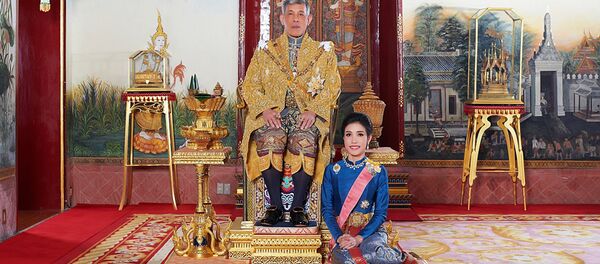 Tayland Kralı’nın resmi ‘metresinin’, yayınlandığı internet sitesinin çökmesine yol açan fotoğrafları - Sputnik Türkiye