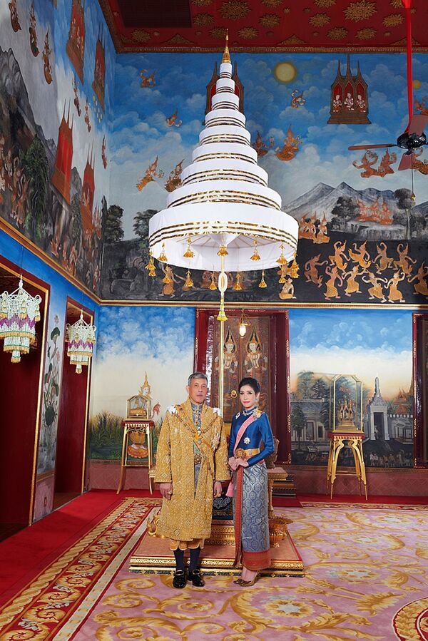 Tayland Kralı’nın resmi ‘metresinin’, yayınlandığı internet sitesinin çökmesine yol açan fotoğrafları - Sputnik Türkiye