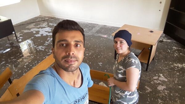 Okulu eşiyle birlikte temizleyen öğretmen - Sputnik Türkiye