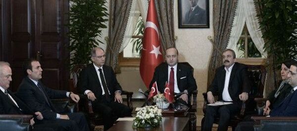 AK Parti ile HDP milletvekilleri arasında Dolmabahçe'deki Başbakanlık Ofisi’nde gerçekleşen görüşme - Sputnik Türkiye