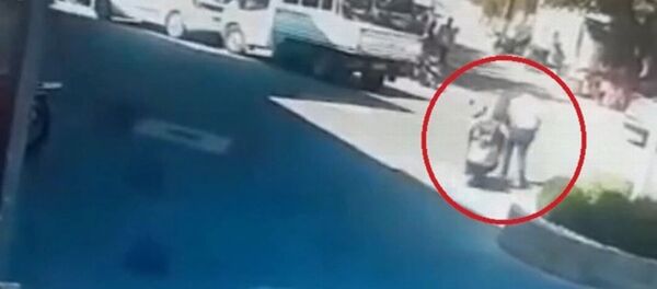 Acemi sürücü motosikletle aynı yayaya saniyeler içerisinde iki kez çarptı - Sputnik Türkiye