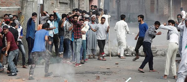 Hindistan'ın Cemmu Keşmir bölgesinde protestolara polis müdahalesi - Sputnik Türkiye