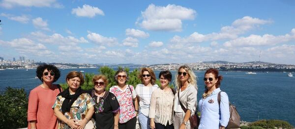 Dilek İmamoğlu, Neptün Soyer, Nursen Yavaş, Gülseren Albayrak, Gülsün Gürün, Nazan Savaş, Nuray Karalar ve Meral Seçer  - Sputnik Türkiye