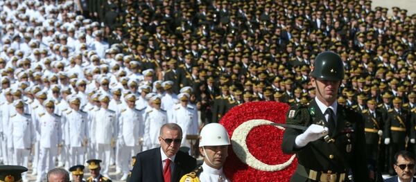 Türkiye Cumhurbaşkanı Recep Tayyip Erdoğan başkanlığındaki devlet erkanı, 30 Ağustos Zafer Bayramı ve Türk Silahlı Kuvvetleri Günü dolayısıyla Anıtkabir'i ziyaret etti.  - Sputnik Türkiye