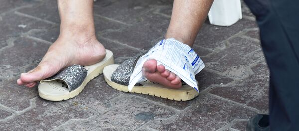 Kaldırımda yürürken ayağına pazar arabası düştü - Sputnik Türkiye