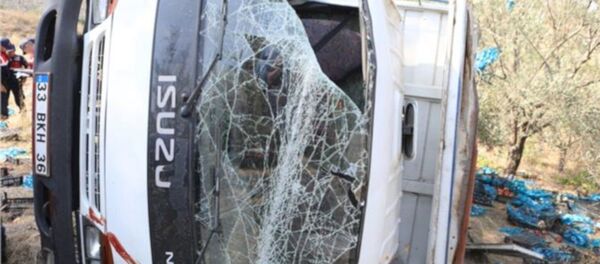 Mersin'de şeftali yüklü kamyonun kontrolden çıkarak şarampole devrilmesi sonucu meydana gelen kazada 4 kişi hayatını kaybetti. Kazada yaralanan 11 kişinin ise tedavisinin devam ettiği bildirildi. Ölenlerin kimlikleri ise belirlenmeye çalışıyor. - Sputnik Türkiye