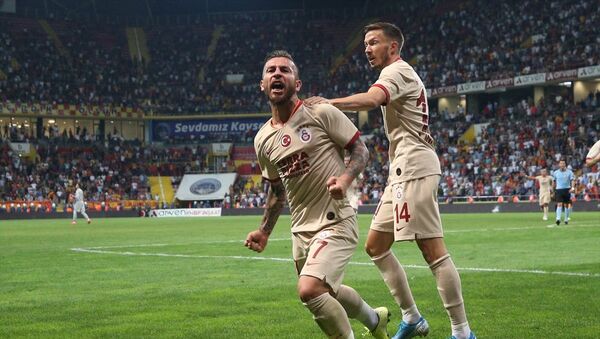 Galatasaray, Kayserispor deplasmanında kazandı: Maçta 5 gol, 5 kırmızı kart çıktı - Sputnik Türkiye