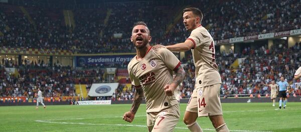 Galatasaray, Kayserispor deplasmanında kazandı: Maçta 5 gol, 5 kırmızı kart çıktı - Sputnik Türkiye