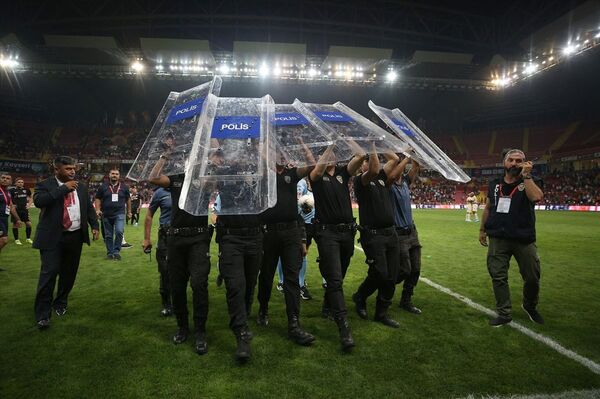 Galatasaray, Kayserispor deplasmanında kazandı: Maçta 5 gol, 5 kırmızı kart çıktı Galatasaray, Kayserispor deplasmanında kazandı: Maçta 5 gol, 5 kırmızı kart çıktı - Sputnik Türkiye