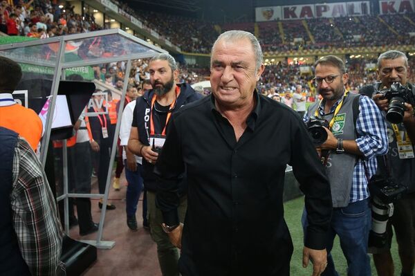 Galatasaray, Kayserispor deplasmanında kazandı: Maçta 5 gol, 5 kırmızı kart çıktı Galatasaray, Kayserispor deplasmanında kazandı: Maçta 5 gol, 5 kırmızı kart çıktı - Sputnik Türkiye