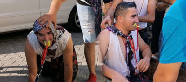 Şalvarlı emzikli damat, gelin evine emekleyerek gitti - Sputnik Türkiye