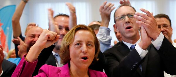 AfD Genel Başkan Yarcımcısı Beatrix von Storch ve partinin Saksonya eyalet teşkilat başkanı Jörg Urban seçim sonucu kutladı. - Sputnik Türkiye
