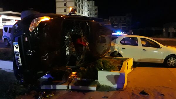Göçmenleri taşıyan araç otoparka düştü - Sputnik Türkiye